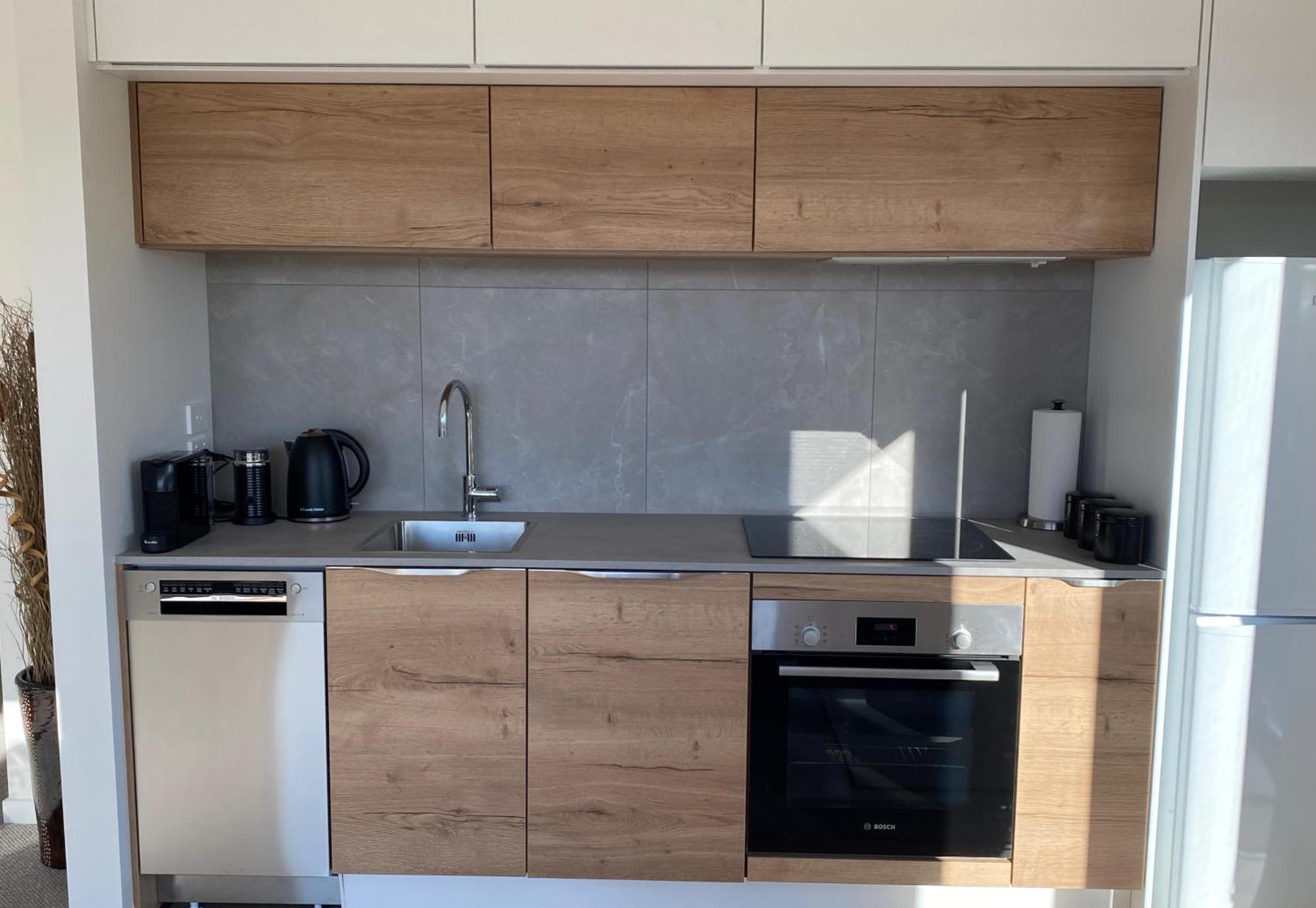Lake Views - New Apartment With Room To Relax Wanaka Exterior photo
